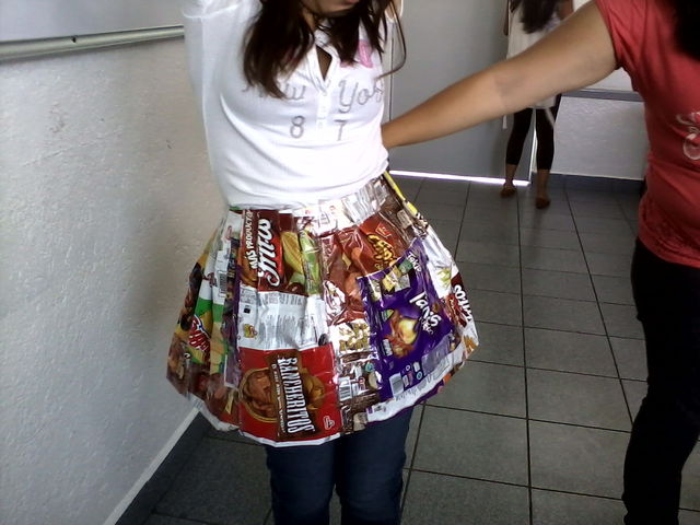 Falda confeccionada con bolsas de botanas